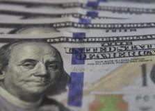 Dólar recua e Bolsa dispara após sinal de trégua entre EUA e Irã