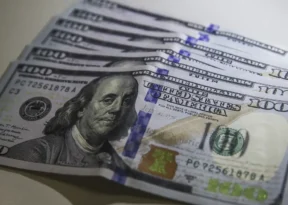 Dólar avança e bolsa recua em novo dia de correção nos mercados