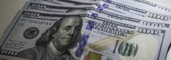 Dólar recua e bolsa bate novo recorde no Brasil