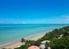 Primeira praia avistada por Cabral se destaca no turismo da Bahia