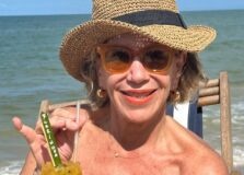 Silvia Poppovic aproveitou período de férias na Bahia