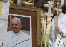 Saiba quem são os políticos brasileiros que irão acompanhar o velório do papa