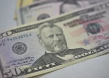 Dólar registra alta em meio ao aumento das remessas de empresas ao exterior