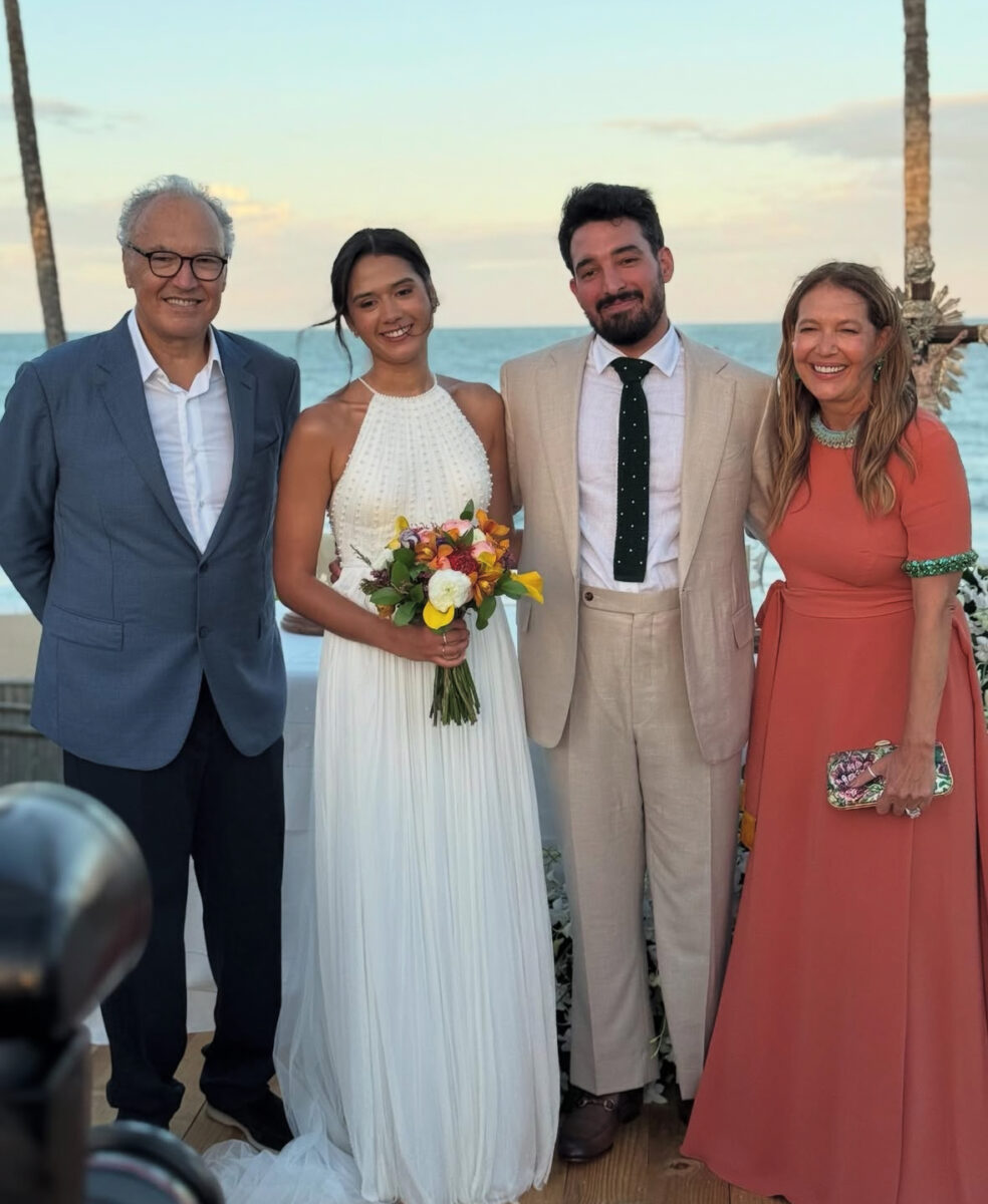 Os noivos com Nizan e Donata Meirelles