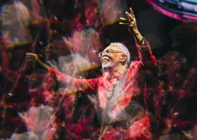 Gilberto Gil celebra aniversário com lançamento de volume ao vivo da turnê “Tempo Rei”
