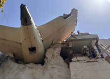 Avião com cerca de 240 pessoas cai no oeste da Índia