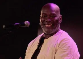 Show de Lazzo Matumbi em Salvador revisita repertório de grande nome da música nacional