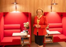 Cofundadora do Grupo Sabin, Janete Vaz, visita ambiente na CASACOR Bahia 2025