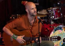 Cantor britânico lança música escrita durante viagem a ilha da Bahia