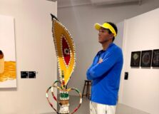 Isaquias Queiroz visita exposição artística em Salvador