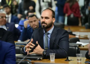 PGR pede condenação de Eduardo Bolsonaro pelo crime de coação