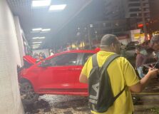 Carro invade fachada do Shopping Victoria Center após acidente na Barra
