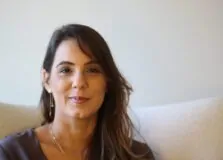 Renata Ettinger lança livro ‘]não cabe nas mãos[‘ na Flipelô 2025