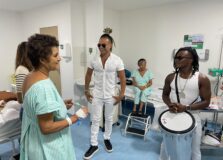Buja Ferreira e Anderson Capacete levam música aos pacientes do INAC