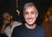 André Magal celebra aniversário ao lado de amigos em roteiro de diversão nos EUA