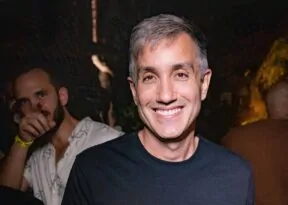 André Magal celebra aniversário ao lado de amigos em roteiro de diversão nos EUA