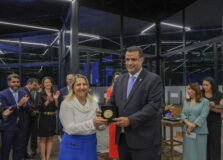 Cynthia Resende recebe comenda da AMAB na Casa do Magistrado