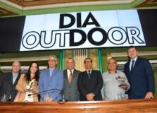 Mário Kertész e sambistas da Bahia foram homenageados no Dia do Outdoor