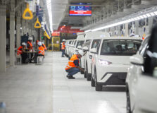 BYD inicia produção em Camaçari e apresenta primeiro carro super-híbrido flex do mundo