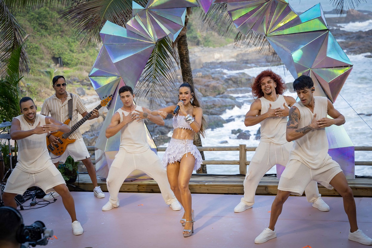 Mari Antunes e dançarinos