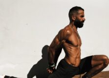 Ricardo Barbato conduz prática de yoga no Vou na Praia em Vilas do Atlântico