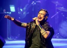 Ricky Vallen relembra clássicos da MPB e internacionais com show em Salvador