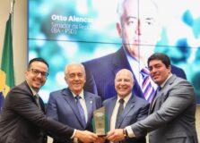 Senador Otto Alencar recebe Prêmio da Economia Verde