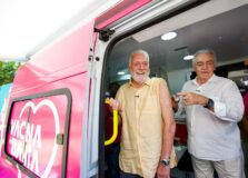 Wagner é vacinado por Otto durante ação do Ministério da Saúde em Salvador