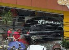 Idoso perde controle de carro e invade padaria na Graça