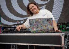 DJ Maria Clara Trimailovas vai comandar a trilha do Bonfim Anota Bahia