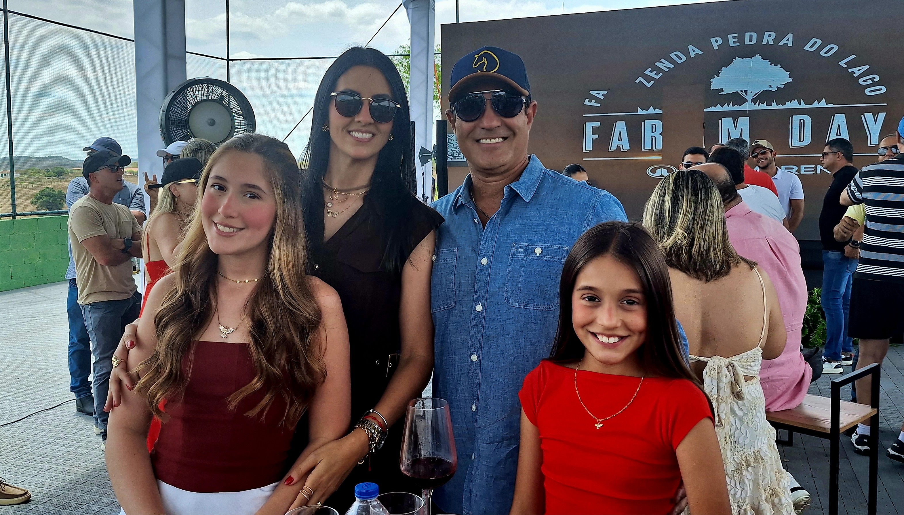 Adriano e Rebeca Rangel com as filhas Brunna e Bia Rangel