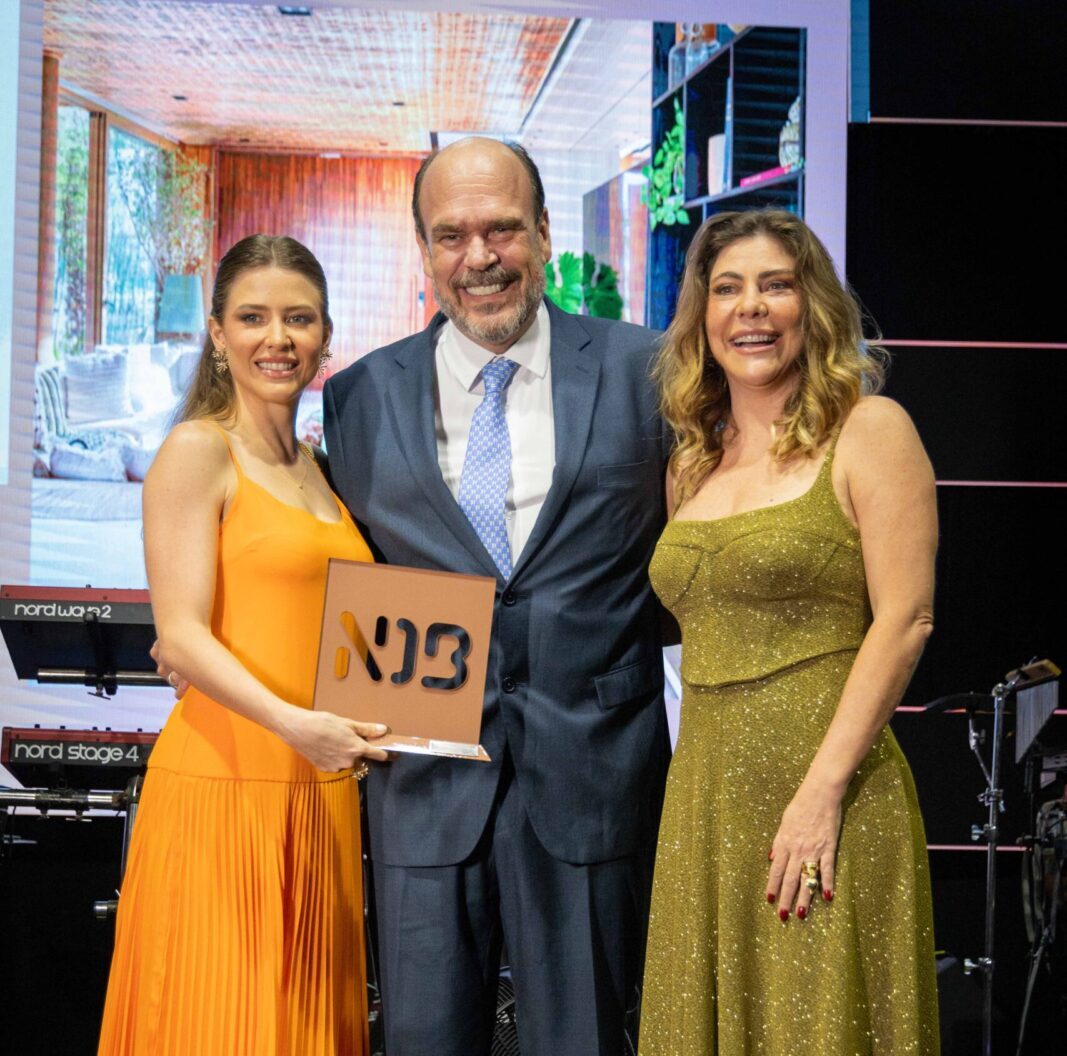 Bruna e Fernanda Milcent com Lon Menezes