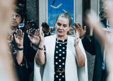 Ivana Bastos recebe homenagem na ALBA após alta hospitalar