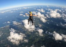 Orla de Pituaçu se prepara para temporada de saltos de paraquedas