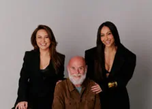 Sabrina e Karina Sato se tornam sócias de tradicional camarote no Carnaval do Rio de Janeiro