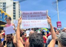 Ato denuncia aprovação do PL da Dosimetria e violência contra mulheres, em Salvador