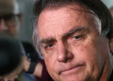 Bolsonaro passa por cirurgia para tratamento de hérnia bilateral