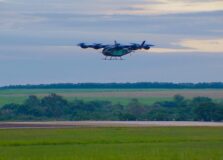 Carro voador da Embraer realiza primeiro voo com sucesso