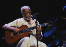 Gilberto Gil faz show em prol do Teatro Gamboa, em Salvador