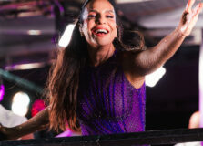 Ivete Sangalo abriu o domingo de folia do Carnatal e agitou multidão