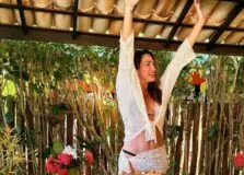 Paula Mott celebra aniversário em clima de Réveillon no litoral baiano