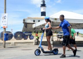 Farol da Barra recebeu ação de fiscalização contra uso irregular de patinetes elétricos