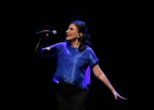 Zizi Possi retorna a Salvador com show intimista de voz e piano