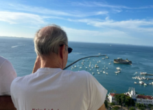 Ás vésperas do Festival de Verão, Ney Matogrosso passeia pelo centro histórico de Salvador