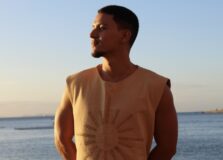 Cantor apresenta versões intimistas de clássicos de Djavan durante show em Salvador