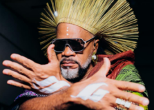 Carlinhos Brown apresenta “EletroCarnaBrown” com novas leituras para o Carnaval. Confira!