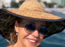 Daniela Mercury celebra sucesso do Pôr do Som com mergulho no Porto da Barra