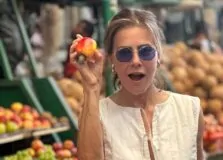 Maitê Proença aproveita o dia na Feira de São Joaquim, em Salvador