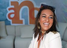 “Presença é presente”, diz July Lopes, celebrando a Presença Adega no Bonfim Anota Bahia