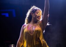 Sofia Pitta leva músicas autorais e releituras para show no Rio Vermelho